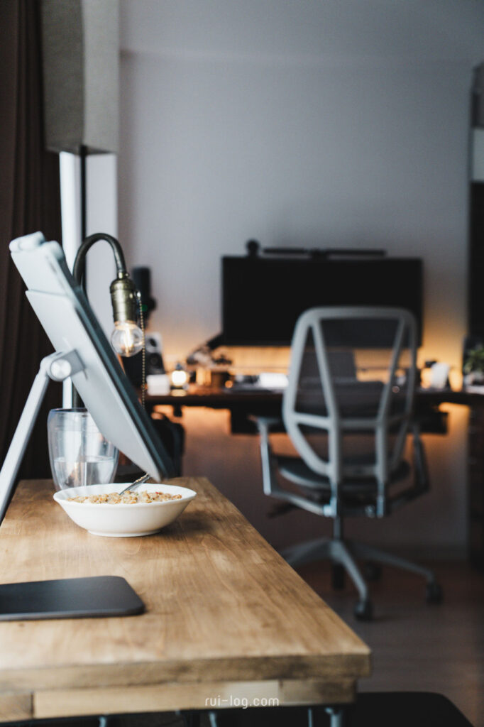 デスク写真 Photo by R.U.I